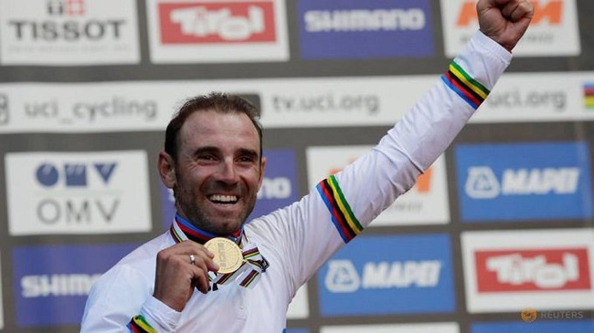 Spain's Alejandro Valverde celebrates with his medal on the podium after winning the Men's Elite Road Race. (Reuters)
