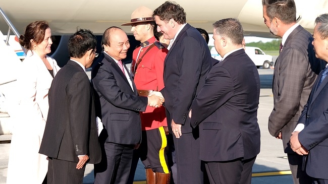 PM Nguyen Xuan Phuc is welcomed at the airport by Minister of Fisheries, Oceans and the Canadian Coast Guard Dominic LeBlanc, officials from Quebec State and Vietnamese Ambassador to Canada Nguyen Duc Hoa.