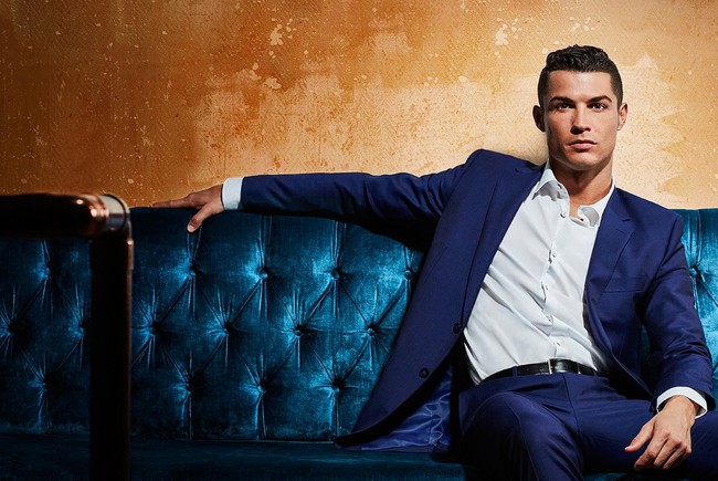 Ronaldo: Hãy cùng xem hình ảnh của Cristiano Ronaldo, một trong những cầu thủ bóng đá vĩ đại nhất thế giới! Xem anh ta điều khiển bóng và ghi bàn đẹp mắt trên sân cỏ, những kỹ năng của anh ta chắc chắn sẽ khiến bạn trầm trồ.