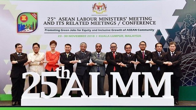 Deputy Minister of Labour, Invalids, and Social Affairs Doan Mau Diep (fifth from left) and other ASEAN member states’ labour officials at the meeting (Photo: asean.org)