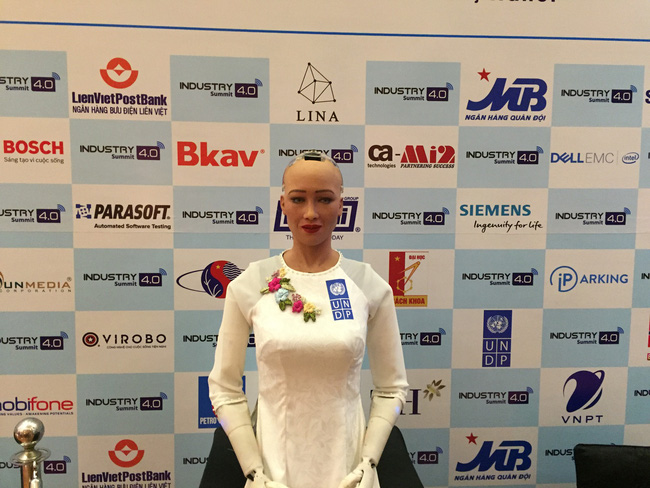 Công dân robot đầu tiên trên thế giới Sophia nói gì về CMCN 4.0 ở Việt Nam?  | VTV.VN
