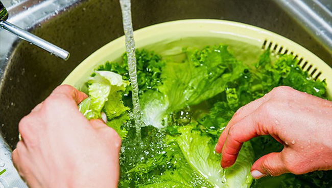 Rửa rau hàng ngày nhưng bạn đã làm đúng cách? | VTV.VN