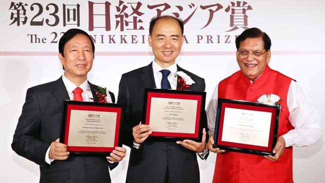 Nguyen Thanh Liem (far left), along with Ma Jun (centre) and Bindeshwar Pathak, at the awards ceremony for the 23rd Nikkei Asia Prizes in Tokyo on June 13. (Photo: Nikkei Asian Review)