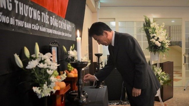 Japan-Vietnam Special Ambassador Sugi Ryotaro pays tribute to former General Secretary of the Communist Party of Vietnam Central Committee Do Muoi. (Photo: VNA)