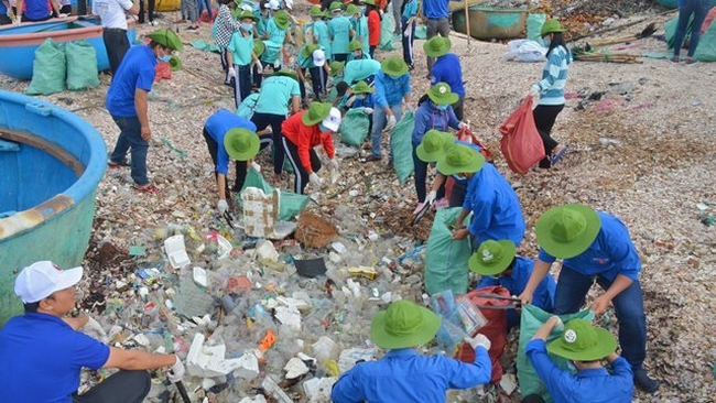 Volunteers and locals participated in collecting waste and cleaning the beach in Chi Cong commune, Tuy Phong district.