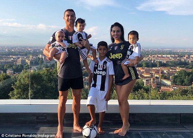 Juventus – CLB bóng đá huyền thoại cùng sự nỗ lực và tài năng của các cầu thủ. Cùng nhìn lại những khoảnh khắc đầy xúc cảm và hấp dẫn từ những trận đấu của Juventus.