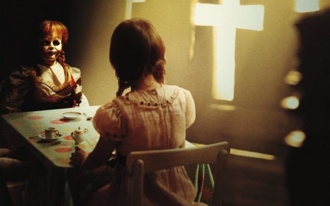 Annabelle 3 sắp ra mắt và đây là phiên bản ma quái nhất của dòng phim kinh dị nổi tiếng. Hãy xem hình ảnh để chuẩn bị tinh thần cho sự xuất hiện của cô bé ma này.