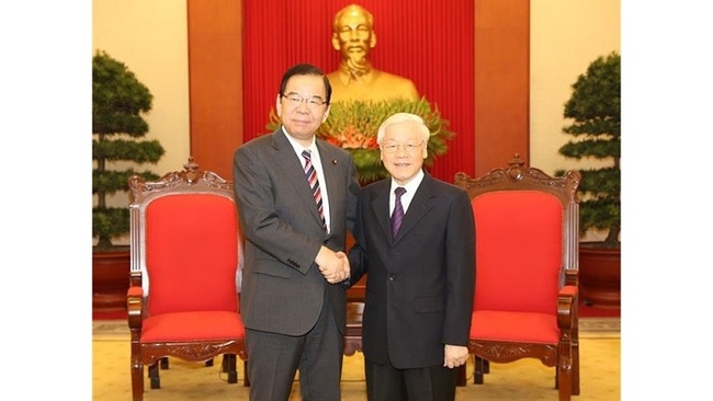 Party General Secretary and President Nguyen Phu Trong (R) receives Chairman of the Presidium of the Communist Party of Japan Central Committee Kazuo Shii. (Photo: VNA)