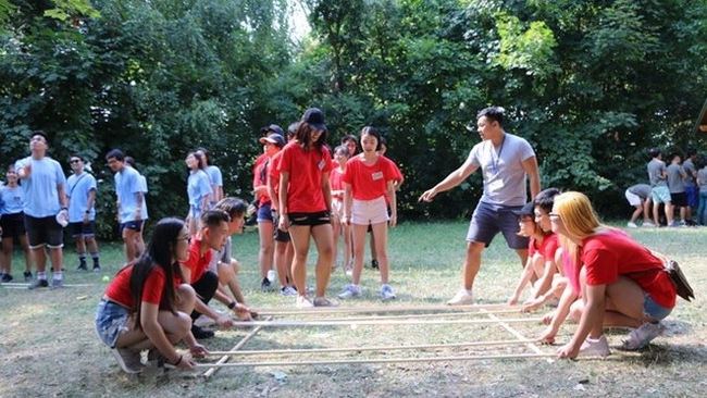 Participants playing folk games at the event (Photo: VNA)