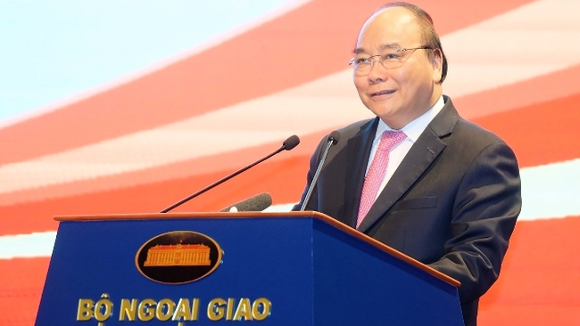 Prime Minister Nguyen Xuan Phuc speaking at a plenary session of the 30th Diplomatic Conference on August 15 (Photo: VGP)