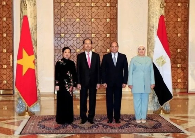 Vietnamese President Tran Dai Quang and his spouse (L) pose for a photo with Egyptian President Abdel Fattah El-Sisi and his spouse (R). (Photo: VNA)