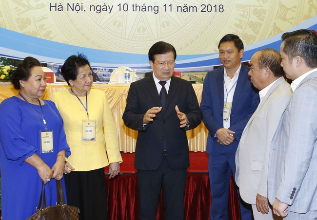 Deputy Prime Minister Trinh Dinh Dung  (center) Photo: VPG