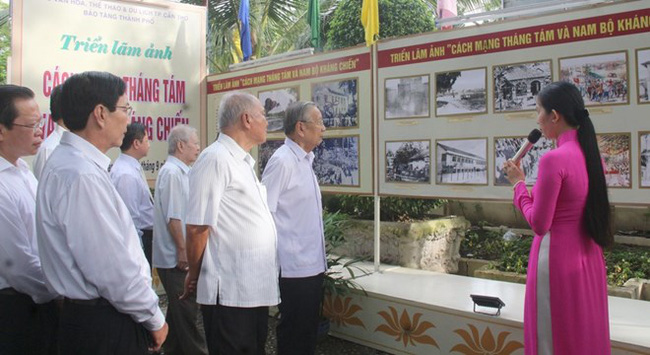 Visitors at the exhibition on the August Revolution and Southern Resistance War (Photo: VNA)