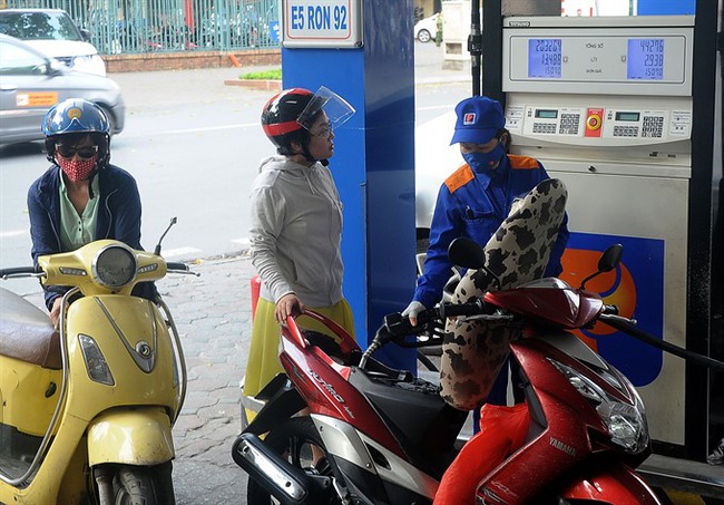 Bikers purchase E5 fuel at a petrol station on Tran Hung Dao Street, Hoan Kiem District, Hanoi. — VNA/VNS Photo Quang Quyet