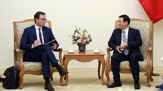 Deputy PM Vuong Dinh Hue (right) receives Director of OECD’s Multi-dimensional Country Review (MDCR) office Jan Rielander. (Photo: VGP)