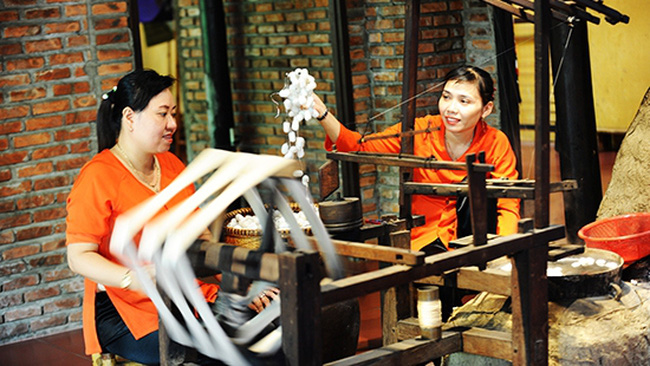 The woven silk and brocade products of Vietnam introduced to visitors to the event (Photo: baoquangnam.vn)
