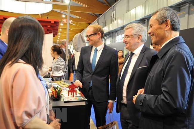 Vietnamese Ambassador to Belgium Vuong Thua Phong (R) visits a Vietnamese booth at Brussels Holiday Fair (Source: VNA)
