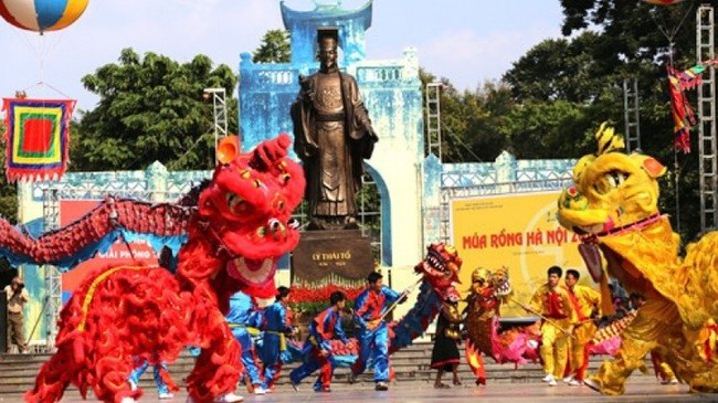 A lion dance at Ly Thai To flower Garden in Hanoi