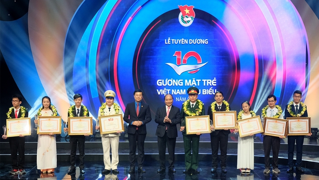 Prime Minister Nguyen Xuan Phuc (middle) and 10 outstanding youths at the ceremony (Photo: VGP)