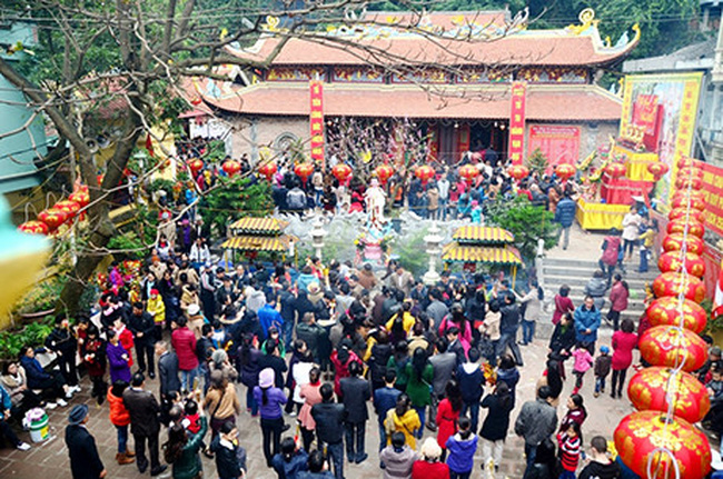 Vietnamese often visit pagodas on the first days of a new lunar year to pray for health and prosperity. (Photo: phatgiao.org.vn)