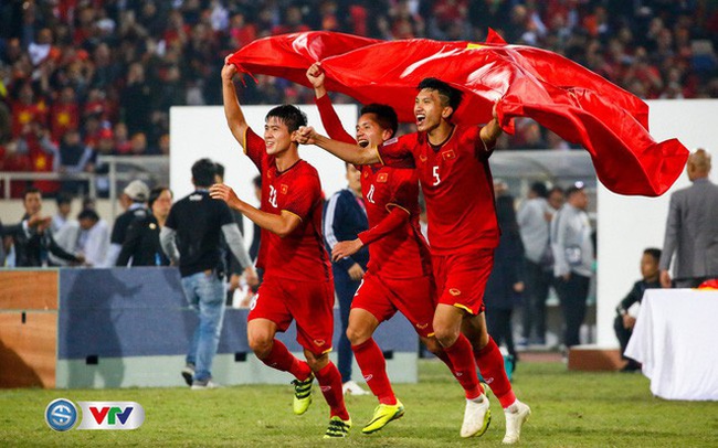 Vietnamese players celebrate with the AFF Cup 2018 trophy.