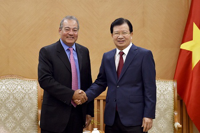 Deputy PM Trinh Dinh Dung receives Bemerd Da Santos, Senior Vice President and Chief Operating Officer of the U.S.-based AES Corporation (AES), Ha Noi, August 23, 2018 (Photo: VGP)