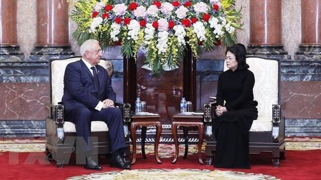 Acting President Dang Thi Ngoc Thinh (R) and Chairman of the Council of the Republic of Belarus’ National Assembly Mikhail Myasnikovich (Source: VNA)