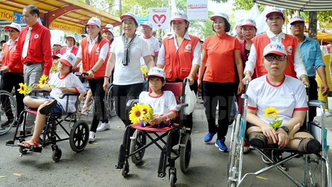 More than 5,000 people join a charity walk in HCM City on August 5 to raise funds for AO/dioxin victims and people with disabilities. (Photo: hcmcpv.org.vn)