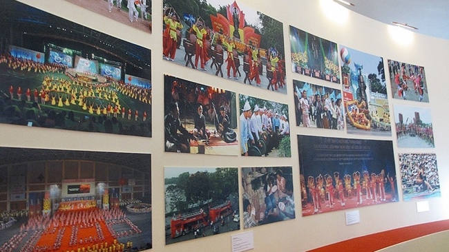 The exhibits highlight Hanoi’s development after ten years of expansion (Photo: hanoimoi.com.vn)