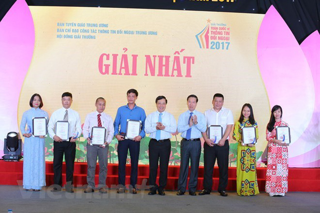 First-prize winners of  the National External Information Service Awards 2017 (Photo: VNA)