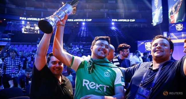 Mosaad 'MSDossary' Aldossary of Saudia Arabia celebrates after defeating Stefano 'Pinna' Pinna of Belgium in the Final of the FIFA eWorld Cup 2018 at The O2 Arena in London, Britain, August 4, 2018. (Reuters/Henry Nicholls)