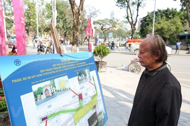 A master plan of C9 station is displayed near Hoan Kiem lake. (Source: VNA)