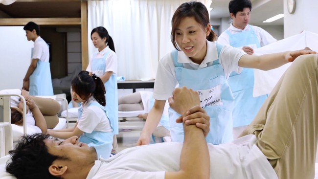 Vietnamese care workers training in Tokyo. Japan will expand acceptance of caregivers from Asian countries like Vietnam. (Photo: asia.nikkei.com)