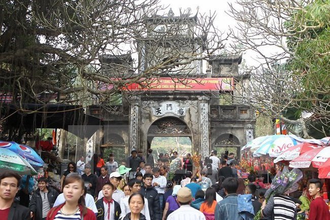 Visiting pagodas at the beginning of Lunar New Year has become an age-old tradition of Vietnamese people (Photo VNA)