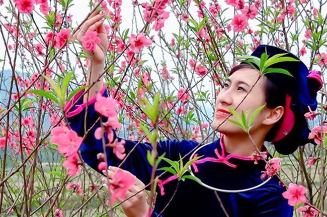 A woman of the ​Tay ethnic minority group at the Peach Blossom Festival (Photo: VNA)