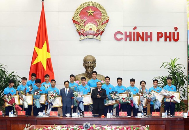 Prime Minister Nguyen Xuan Phuc, Deputy Prime Minister Vu Duc Dam and U23 footballers. (Photo: VNA)