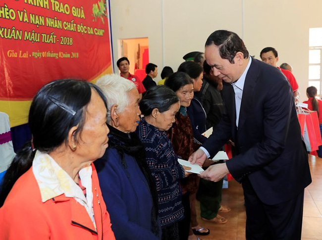President Trần Đại Quang presents Tet gifts to residents in Ia Dom Commune of Đức Cơ District, Gia Lai Province, on February 1 (Photo: VNA)