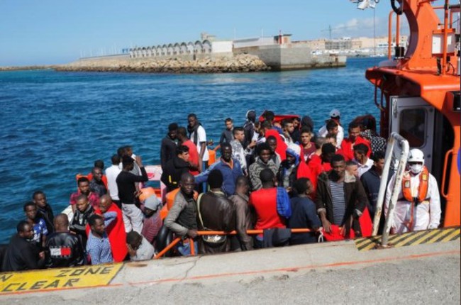 Migrants, intercepted aboard two dinghies off the coast in the Strait of Gibraltar, wait on a rescue boat to disembark after arriving at the port of Tarifa, southern Spain July 15, 2018 (Photo: Reuters)