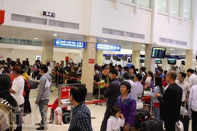 Passengers wait to check in at Tan Son Nhat airport’s domestic terminal just before Tet last year. (Source: VNA)