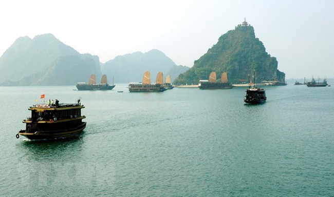Tourist boats in Ha Long Bay (Photo: VNA)
