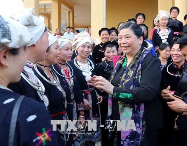 NA leader presents gifts to poor people in Tuyen Quang (Source: VNA)