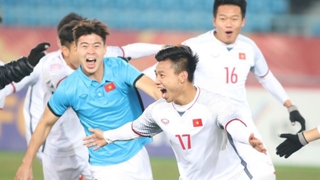 Van Thanh (number 17) celebrates after succeeding with the decisive penalty kick that seals Vietnam a resounding win over Qatar.