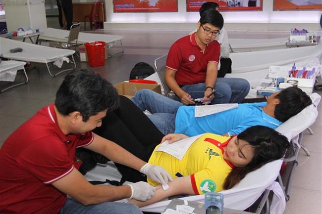 Volunteers join the blood donation activity in the 10th Spring Volunteer Campaign in HCM City (Photo: VNA)