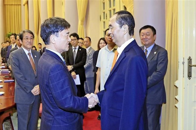 President Tran Dai Quang (R) and special advisor Tsuneda Teruo of Japan’s Mainichi Newspapers Co. Ltd  (Photo: VNA)