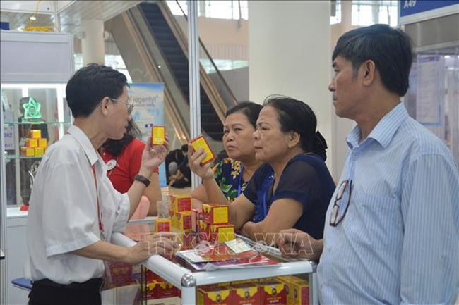 Visitors get consultation on medicine at the Medi-Pharm Da Nang expo 2018 (Photo: VNA)