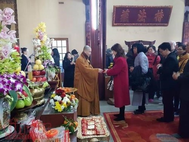 Overseas Vietnamese at the Truc Lam Truc Lam Zen Monastery in Villebon-sur-Yvette (Photo: VNA)