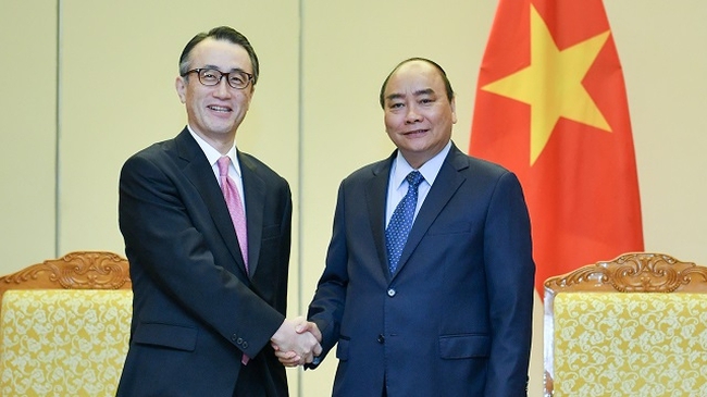 Prime Minister Nguyen Xuan Phuc (R) welcomes Kanetsugu Mike, President and CEO of MUFG Bank. (Photo: VGP)