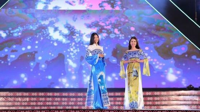 Two Ao Dai designs by Vu Thao Giang introduced at the show