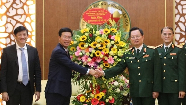 Politburo member Vo Van Thuong (L) congratulates doctors at Military Hospital 108 on the occasion of Vietnamese Doctors’ Day, Hanoi, February 25, 2019. (Photo: tuyengiao.vn)