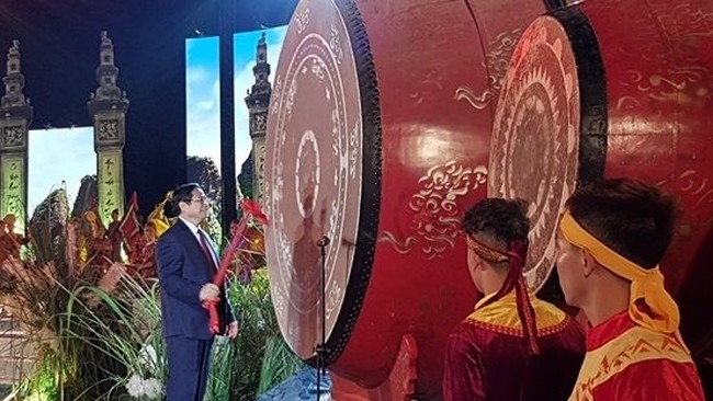 Politburo member and Head of the Party Central Committee’s Commission for Organisation Pham Minh Chinh beat the drum to open the Hoa Luu Festival in Ninh Binh province on April 13. (Photo: NDO/Le Hong)